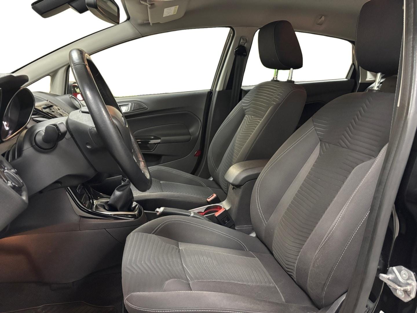 Myydään Ford Fiesta 2015 9