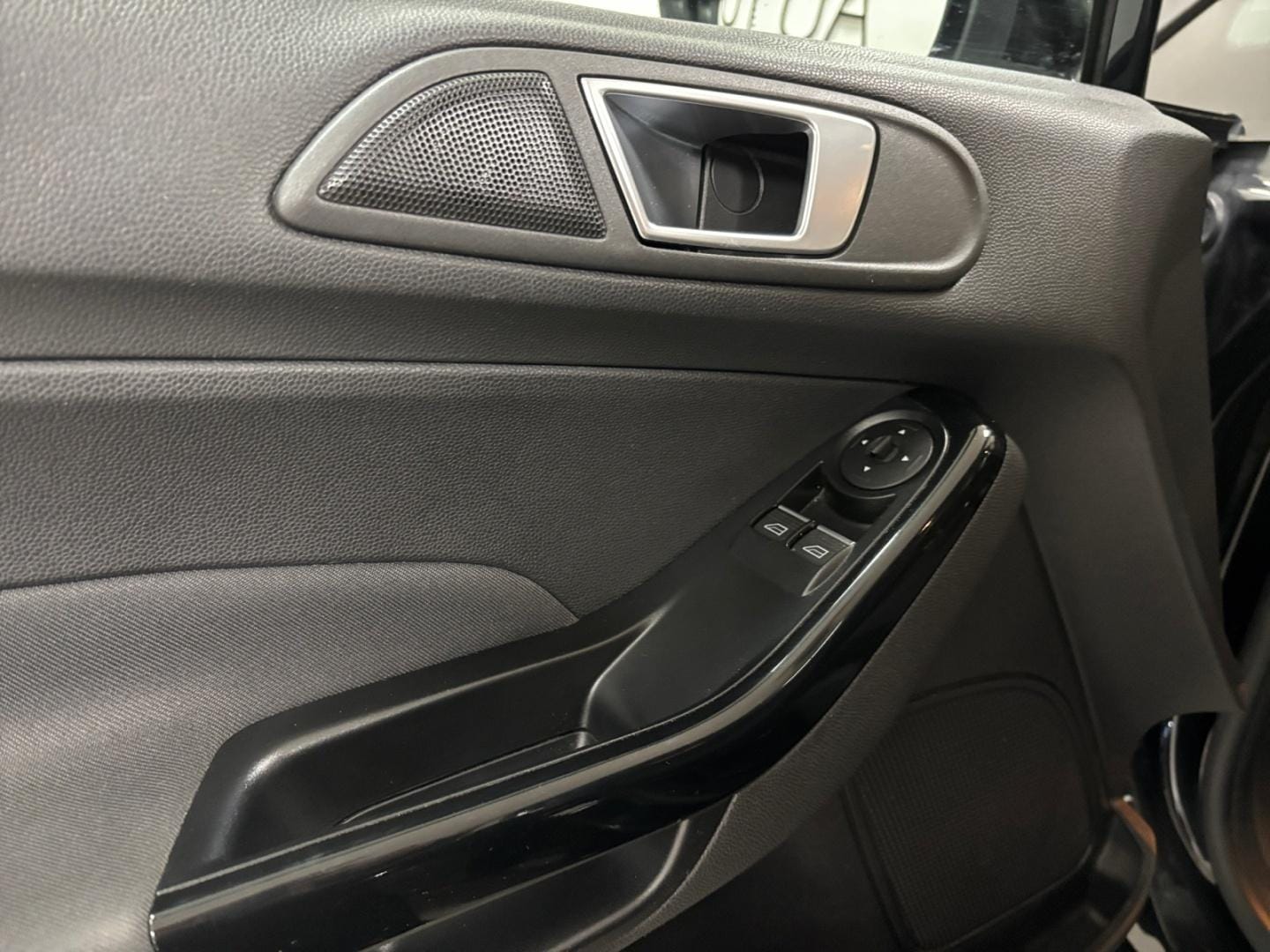 Myydään Ford Fiesta 2015 10