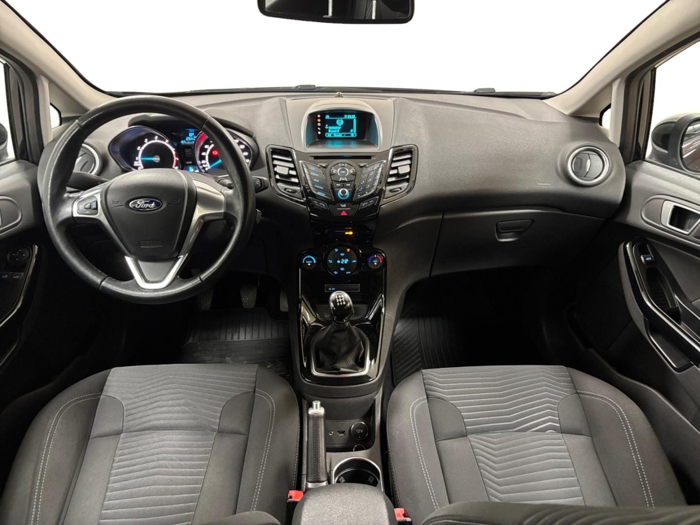 Myydään Ford Fiesta 2015 11