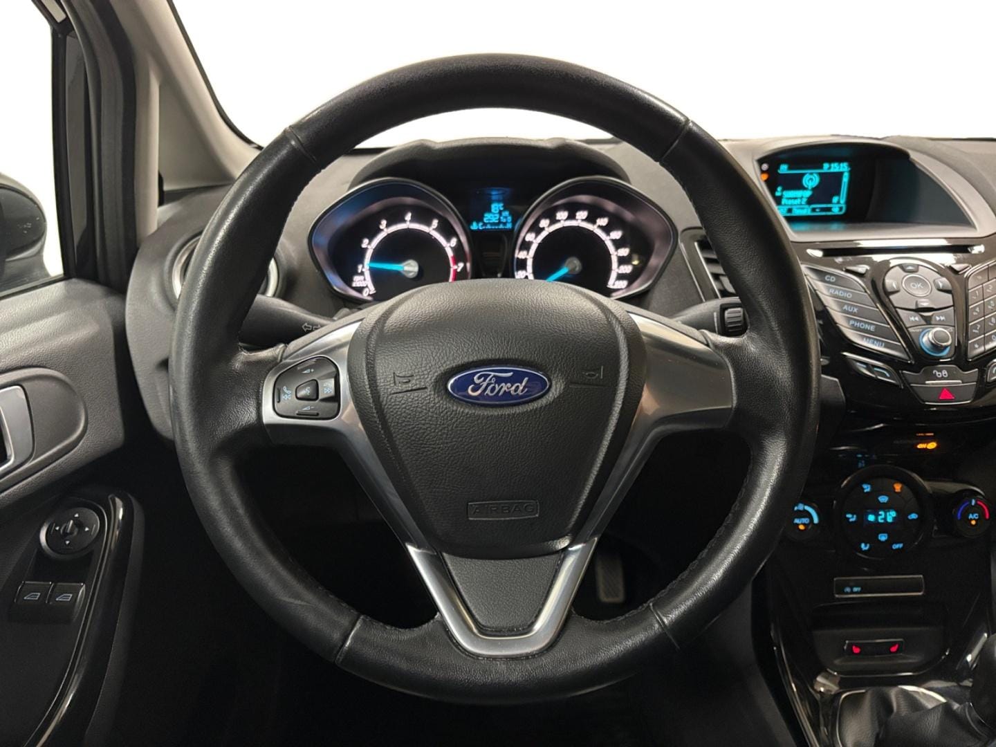 Myydään Ford Fiesta 2015 12
