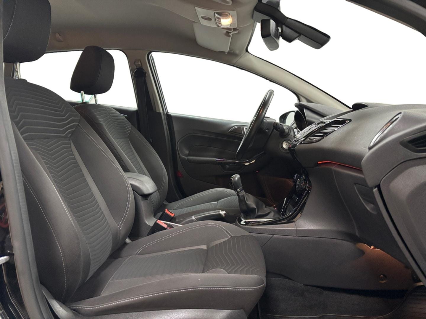 Myydään Ford Fiesta 2015 14