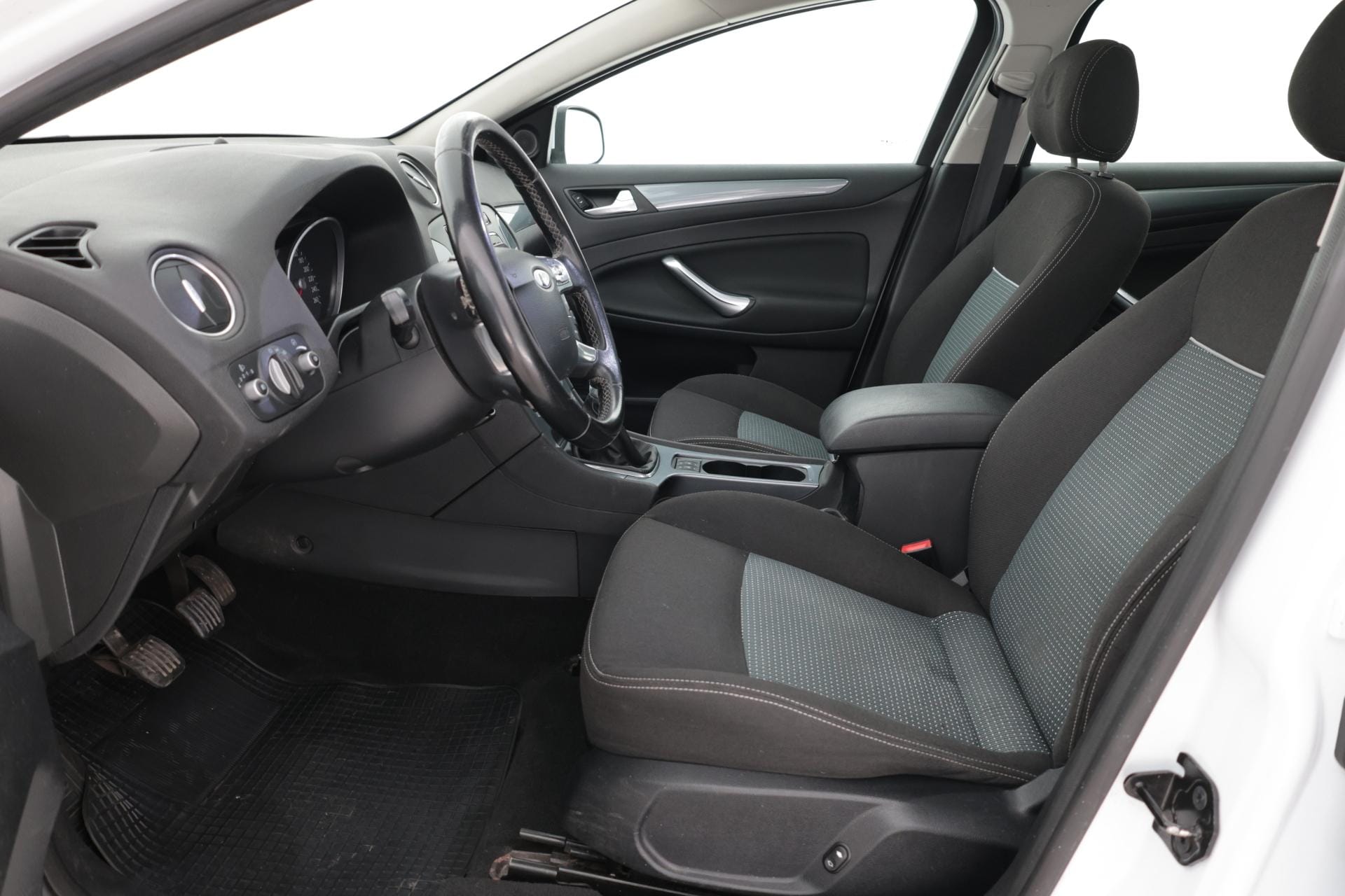Myydään Ford Mondeo 2011 19
