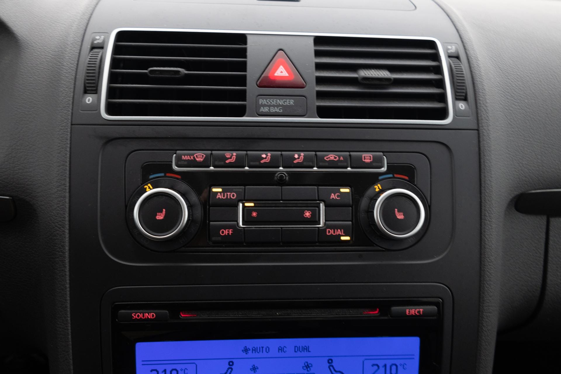 Myydään Volkswagen Touran 2011 16